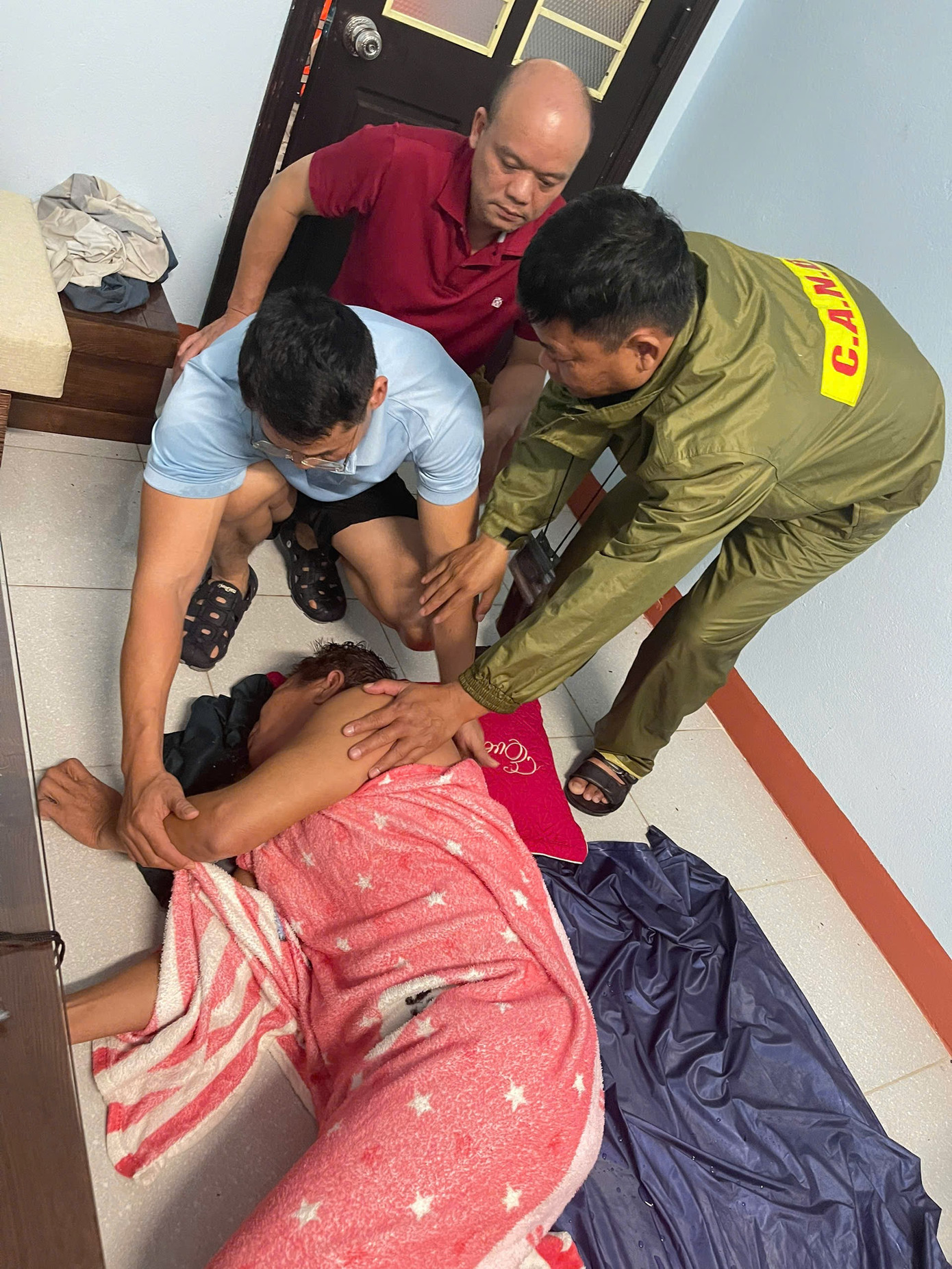 Hai người suýt mất mạng vì đi bắt chim trong đêm khi lũ dâng cao- Ảnh 2. Hai người suýt mất mạng vì đi bắt chim trong đêm khi lũ dâng cao- Ảnh 2.