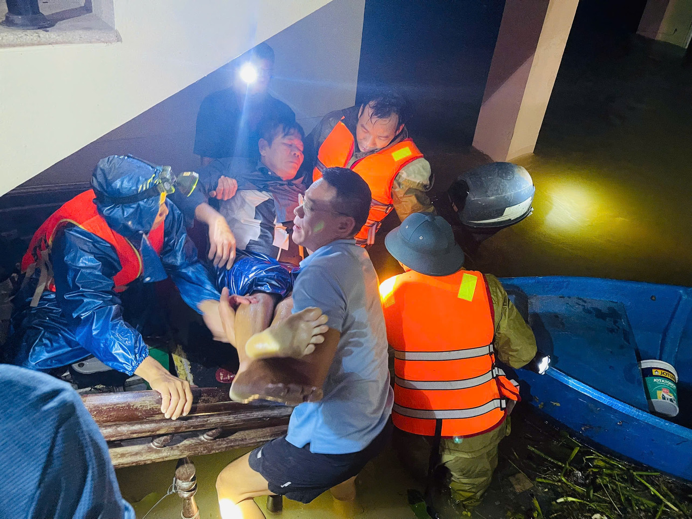 Hai người suýt mất mạng vì đi bắt chim trong đêm khi lũ dâng cao- Ảnh 1. Hai người suýt mất mạng vì đi bắt chim trong đêm khi lũ dâng cao- Ảnh 1.