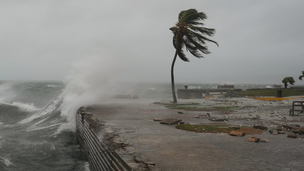 Siêu bão "quái vật" Melissa vò nát sân bay, khiến một quốc gia tuyên bố tình trạng thảm hoạ- Ảnh 1.