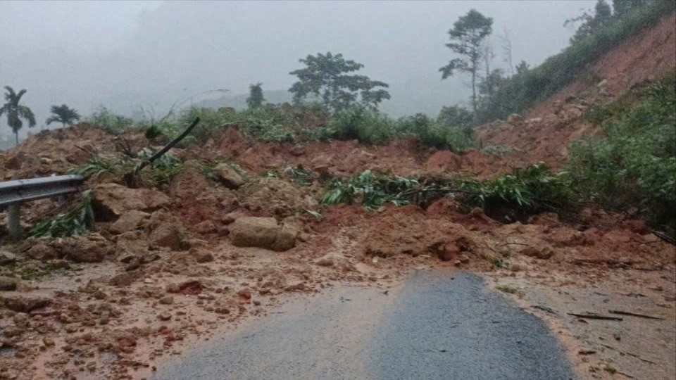 Đất n&uacute;i đổ ập xuống trạm y tế, nh&acirc;n vi&ecirc;n trực kịp chạy tho&aacute;t- Ảnh 5.