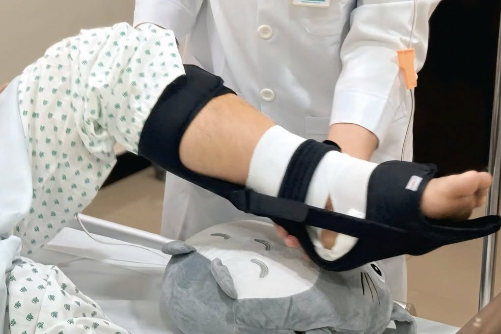 Nam diễn viên "Lật mặt 7" đứt hoàn toàn gân gót chân khi chơi pickleball: Bác sĩ cảnh báo khẩn!- Ảnh 2. Nam diễn viên "Lật mặt 7" đứt hoàn toàn gân gót chân khi chơi pickleball: Bác sĩ cảnh báo khẩn!- Ảnh 2.