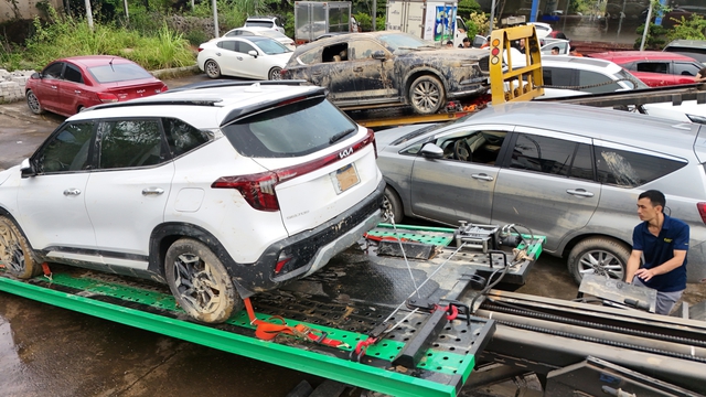 VETC cứu hộ giao thông miễn phí đã có mặt ở tâm lũ Huế, Đà Nẵng: Người dân hãy gọi ngay! - Ảnh 7. VETC cứu hộ giao thông miễn phí đã có mặt ở tâm lũ Huế, Đà Nẵng: Người dân hãy gọi ngay! - Ảnh 7.