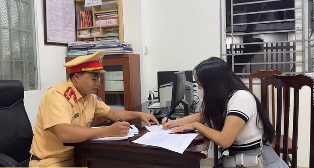 CSGT Hà Nội xử phạt cô gái vừa đi xe máy vừa dùng điện thoại- Ảnh 1. CSGT Hà Nội xử phạt cô gái vừa đi xe máy vừa dùng điện thoại- Ảnh 1.