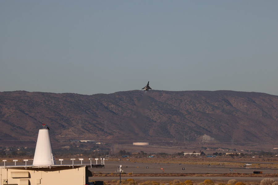 Bước nhảy vọt lên siêu thanh không tiếng ồn khi X-59 QueSST lần đầu cất cánh- Ảnh 2.