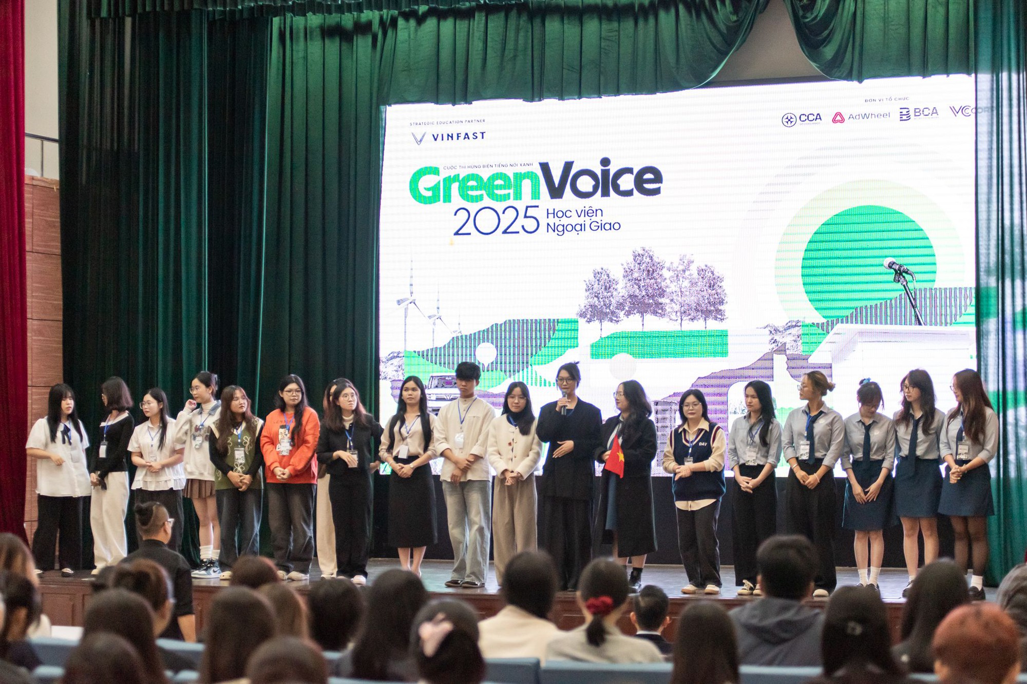 Chấm thi hùng biện Green Voices, giám khảo chia sẻ: Gen Z truyền tải sống xanh bằng ngôn ngữ 'bắt trend dễ viral'- Ảnh 1.