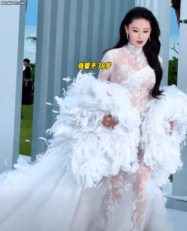 Đọc 100 cuốn sách cũng không tìm ra từ để khen mỹ nhân này: Mặt đẹp, body cháy, ai mà chịu cho nổi- Ảnh 2.