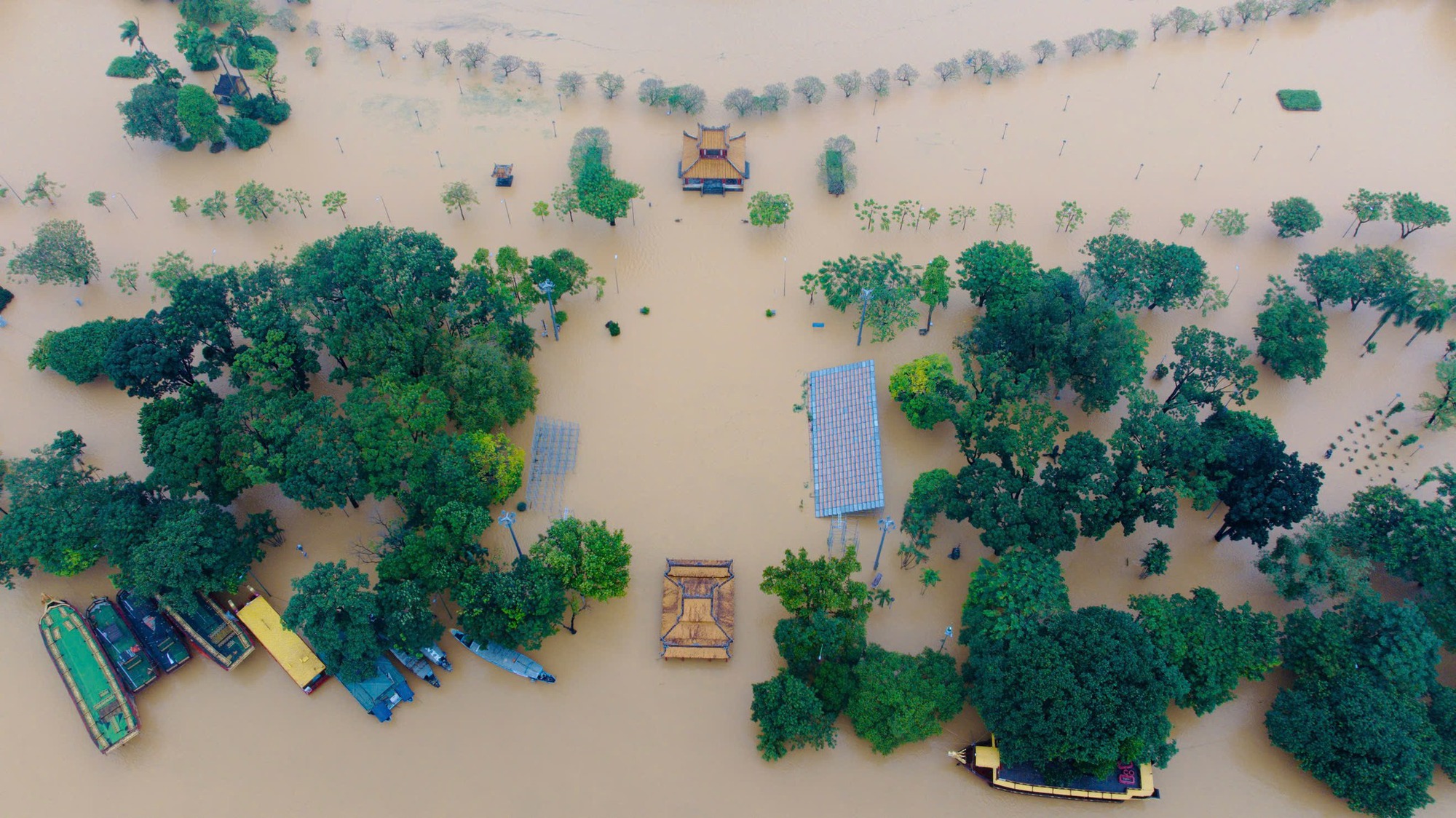 Lũ trên sông tiếp tục lên nhanh, đợt mưa lớn nhất lịch sử bao giờ kết thúc?- Ảnh 2. Lũ trên sông tiếp tục lên nhanh, đợt mưa lớn nhất lịch sử bao giờ kết thúc?- Ảnh 2.