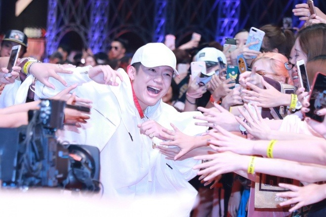 Một rapper "lệch chuẩn" bị đuổi khỏi bar sau 10 phút biểu diễn, các ông bầu hủy show hàng loạt- Ảnh 5. Một rapper "lệch chuẩn" bị đuổi khỏi bar sau 10 phút biểu diễn, các ông bầu hủy show hàng loạt- Ảnh 5.