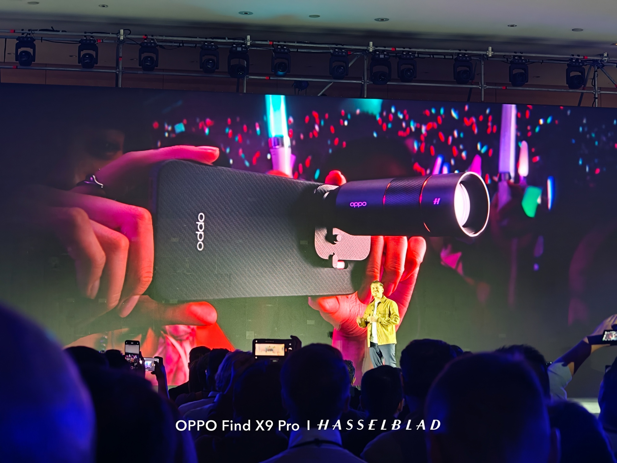 &Quot;Đối Cứng&Quot; Của Iphone 17 Pro Max Và Galaxy S25 Ultra Ra Mắt Toàn Cầu: Pin Tận 7.500Mah, Lắp Được Ống Kính Như Máy Ảnh, Việt Nam Ngày Mai Có Giá Img20251028165252 1761724487839 17617244881341423340750