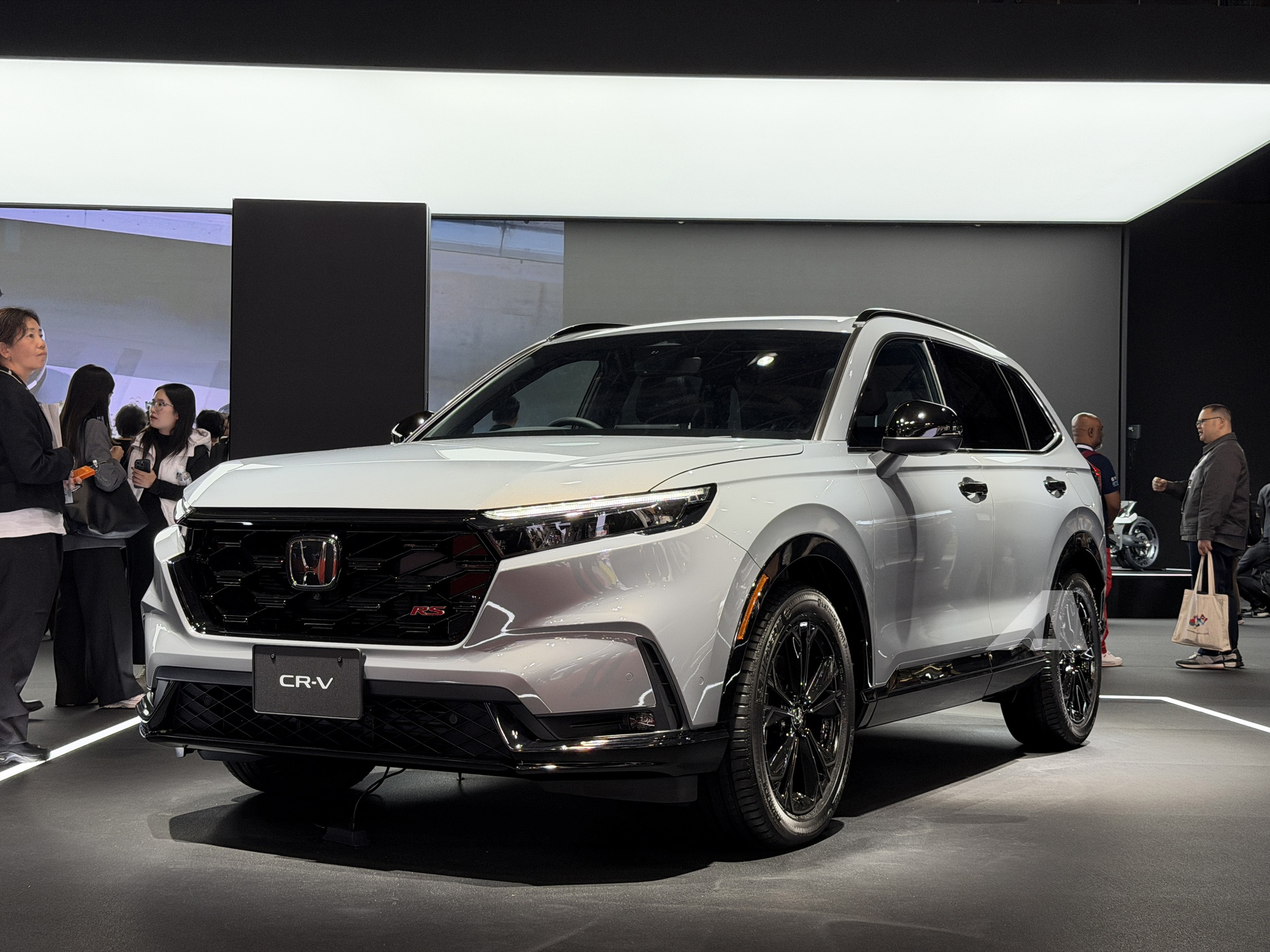 Sang tận Nhật Bản để xem Honda CR-V e:HEV RS Black Edition: Dự kiến ra mắt Việt Nam năm sau, t&acirc;n trang diện mạo, sang số dạng ph&iacute;m bấm, c&oacute; dẫn động 4 b&aacute;nh- Ảnh 2.