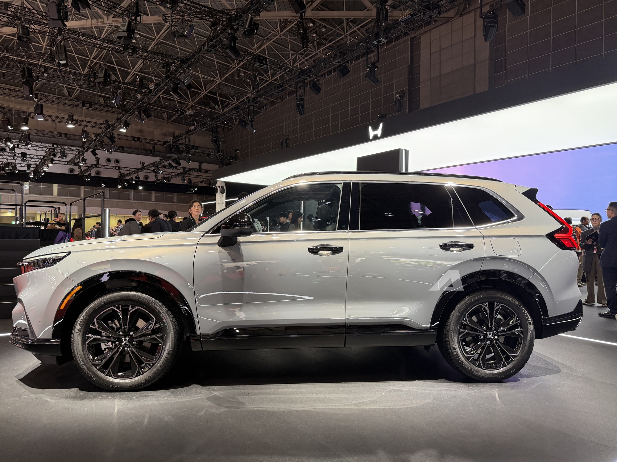 Sang tận Nhật Bản để xem Honda CR-V e:HEV RS Black Edition: Dự kiến ra mắt Việt Nam năm sau, t&acirc;n trang diện mạo, sang số dạng ph&iacute;m bấm, c&oacute; dẫn động 4 b&aacute;nh- Ảnh 5.