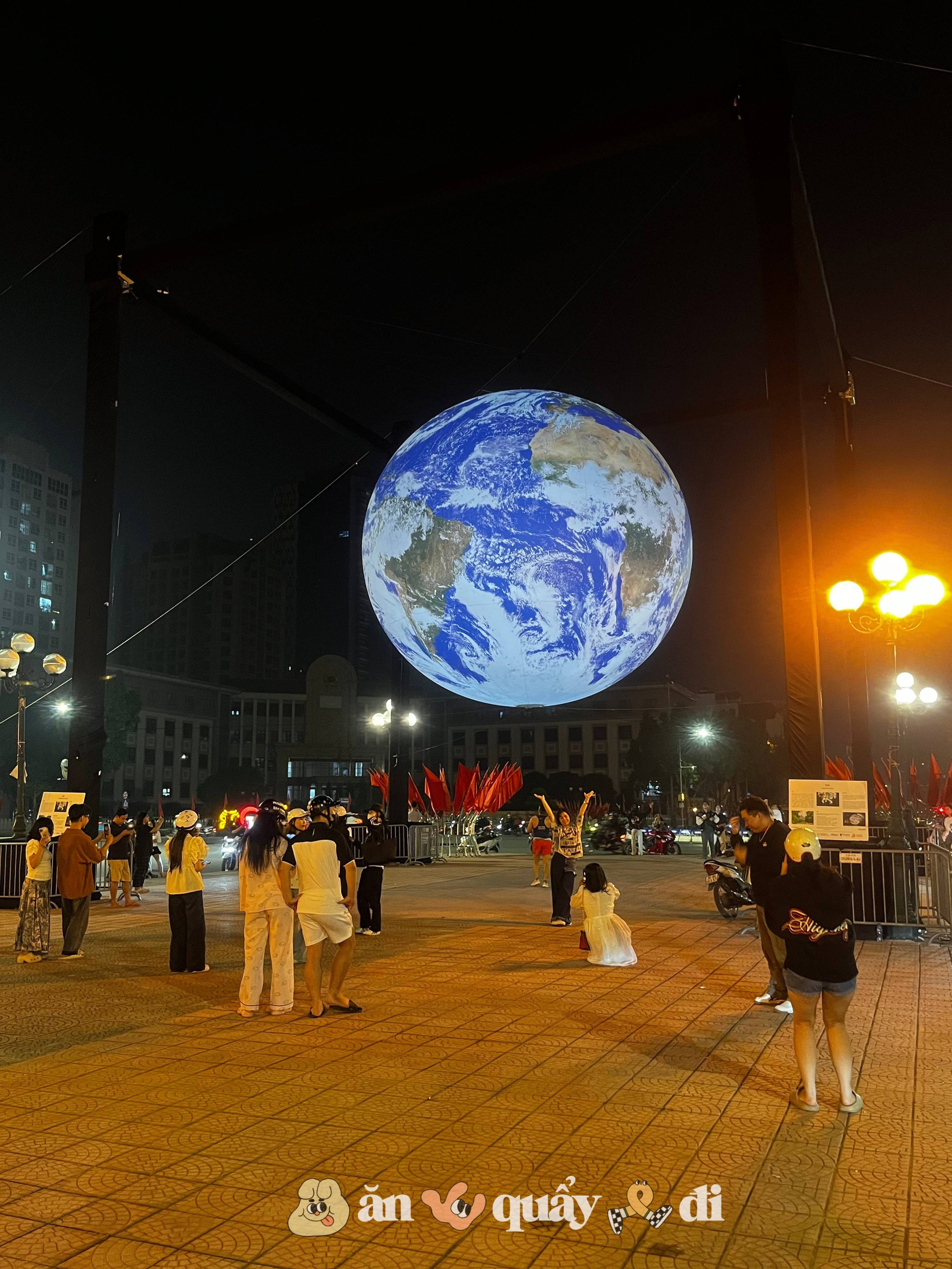 [Clip] Xuất hiện quả địa cầu đường kính 7 mét tại Hồ Tây, dân tình ồ ạt kéo tới chụp ảnh- Ảnh 2.