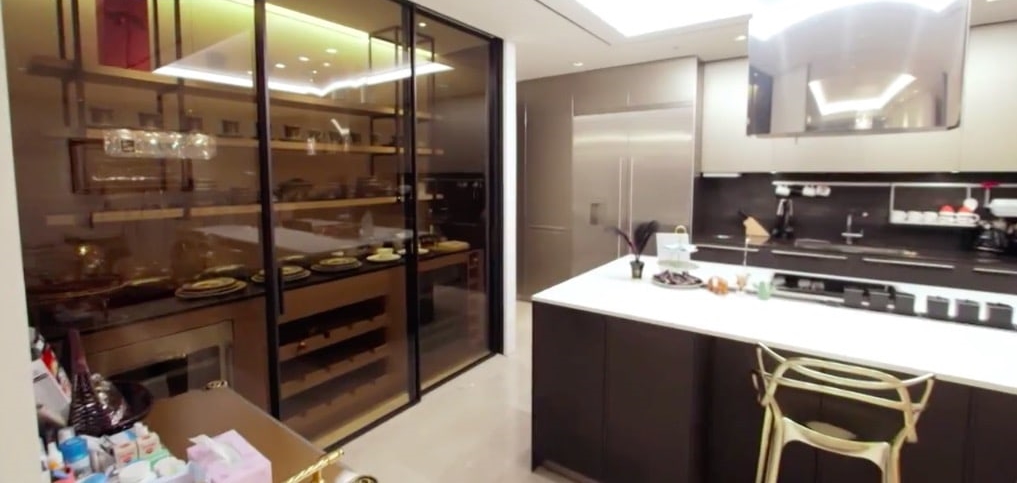 Hình ảnh gây sốc trong nhà riêng của ca sĩ J bị cấm sóng 10 năm- Ảnh 9. Hình ảnh gây sốc trong nhà riêng của ca sĩ J bị cấm sóng 10 năm- Ảnh 9.