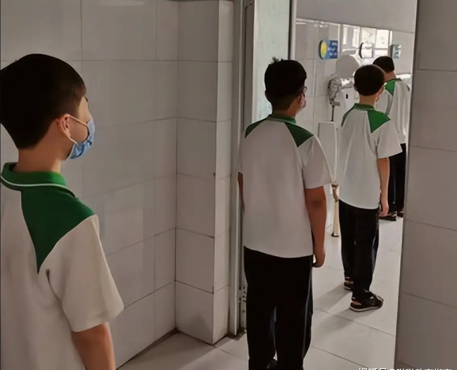 “Nhà vệ sinh nam ‘kỳ cục’ khiến phụ huynh phải thốt lên: Ai nghĩ ra thiết kế này vậy?”- Ảnh 2. “Nhà vệ sinh nam ‘kỳ cục’ khiến phụ huynh phải thốt lên: Ai nghĩ ra thiết kế này vậy?”- Ảnh 2.