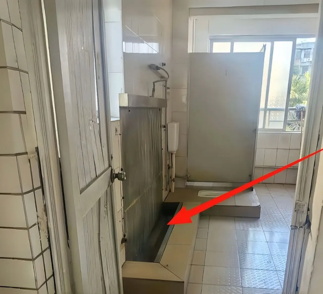 “Nhà vệ sinh nam ‘kỳ cục’ khiến phụ huynh phải thốt lên: Ai nghĩ ra thiết kế này vậy?”- Ảnh 1. “Nhà vệ sinh nam ‘kỳ cục’ khiến phụ huynh phải thốt lên: Ai nghĩ ra thiết kế này vậy?”- Ảnh 1.