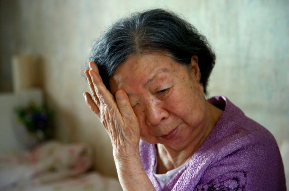 85 tuổi, cụ b&agrave; sống c&ugrave;ng ch&aacute;u g&aacute;i trong căn nh&agrave; lụp sụp kh&ocirc;ng &aacute;nh nắng, b&ecirc;n cạnh l&agrave; ng&ocirc;i nh&agrave; 3 tầng của con trai: Lỗi l&agrave; do t&ocirc;i!- Ảnh 1.