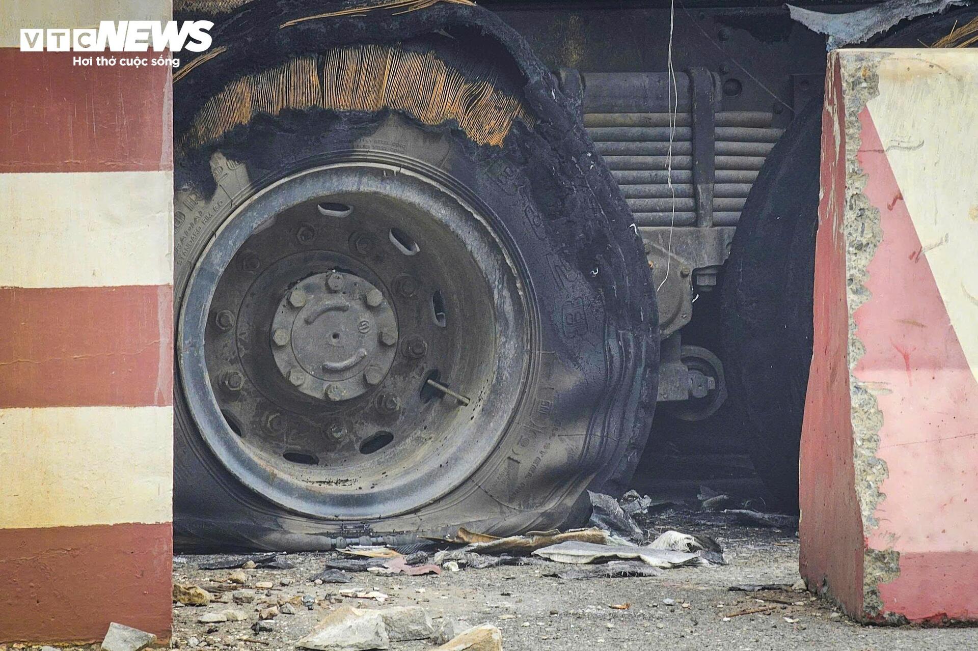 Hiện trường xe bồn nổ như bom: Xé toạc cabin, thổi bay cửa kính nhà dân- Ảnh 5. Hiện trường xe bồn nổ như bom: Xé toạc cabin, thổi bay cửa kính nhà dân- Ảnh 5.