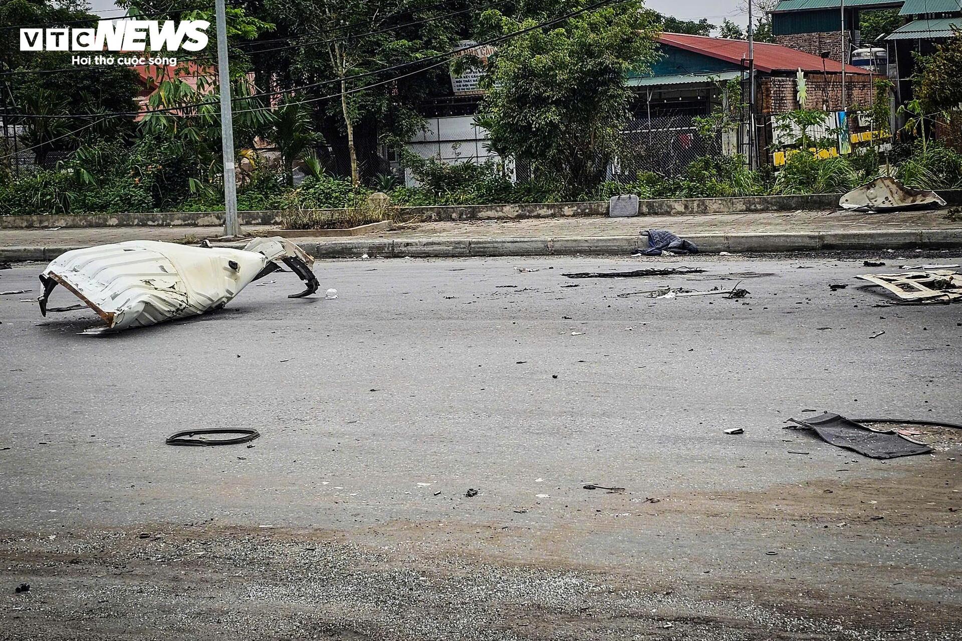 Hiện trường xe bồn nổ như bom: Xé toạc cabin, thổi bay cửa kính nhà dân- Ảnh 6. Hiện trường xe bồn nổ như bom: Xé toạc cabin, thổi bay cửa kính nhà dân- Ảnh 6.