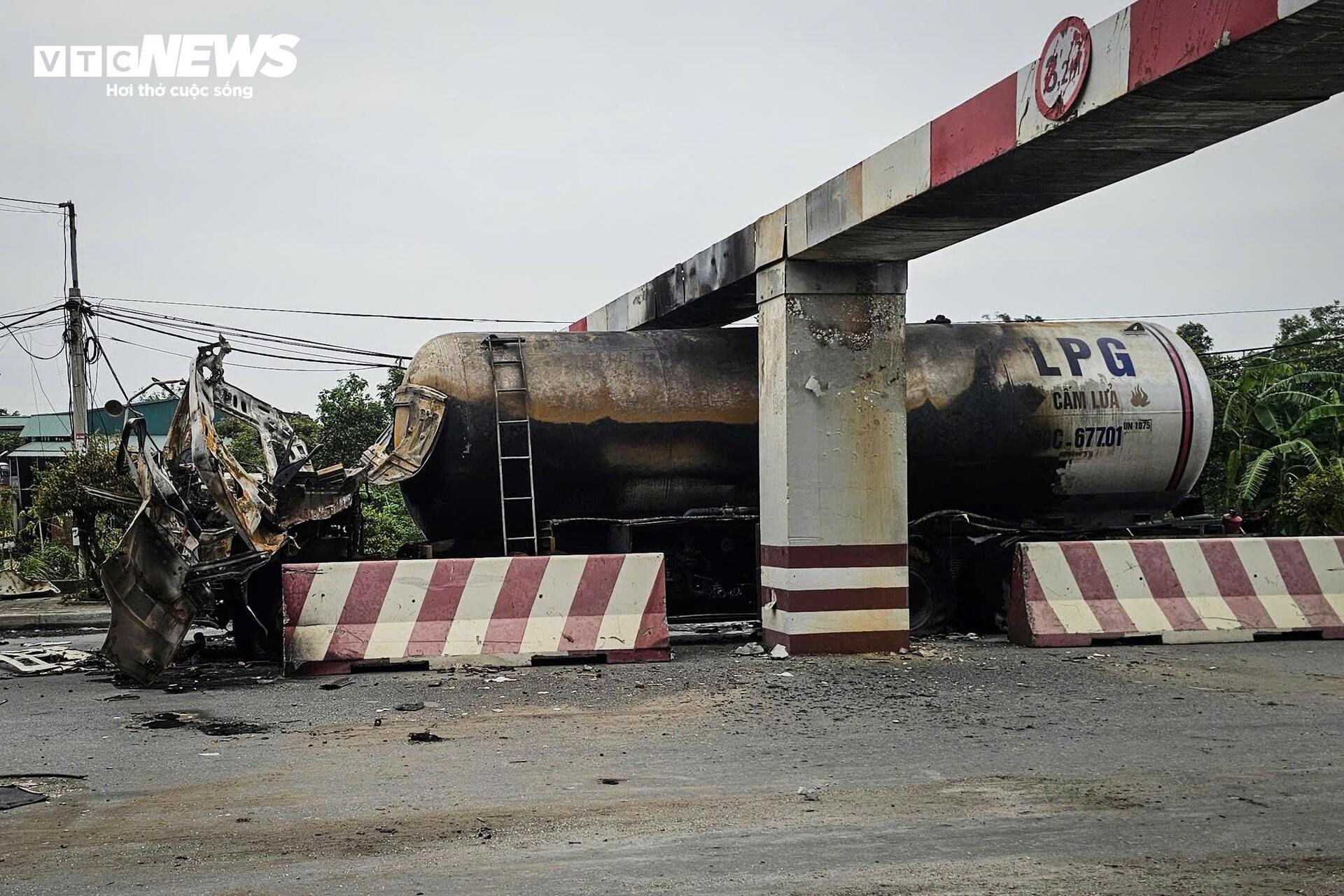 Hiện trường xe bồn nổ như bom: Xé toạc cabin, thổi bay cửa kính nhà dân- Ảnh 3. Hiện trường xe bồn nổ như bom: Xé toạc cabin, thổi bay cửa kính nhà dân- Ảnh 3.