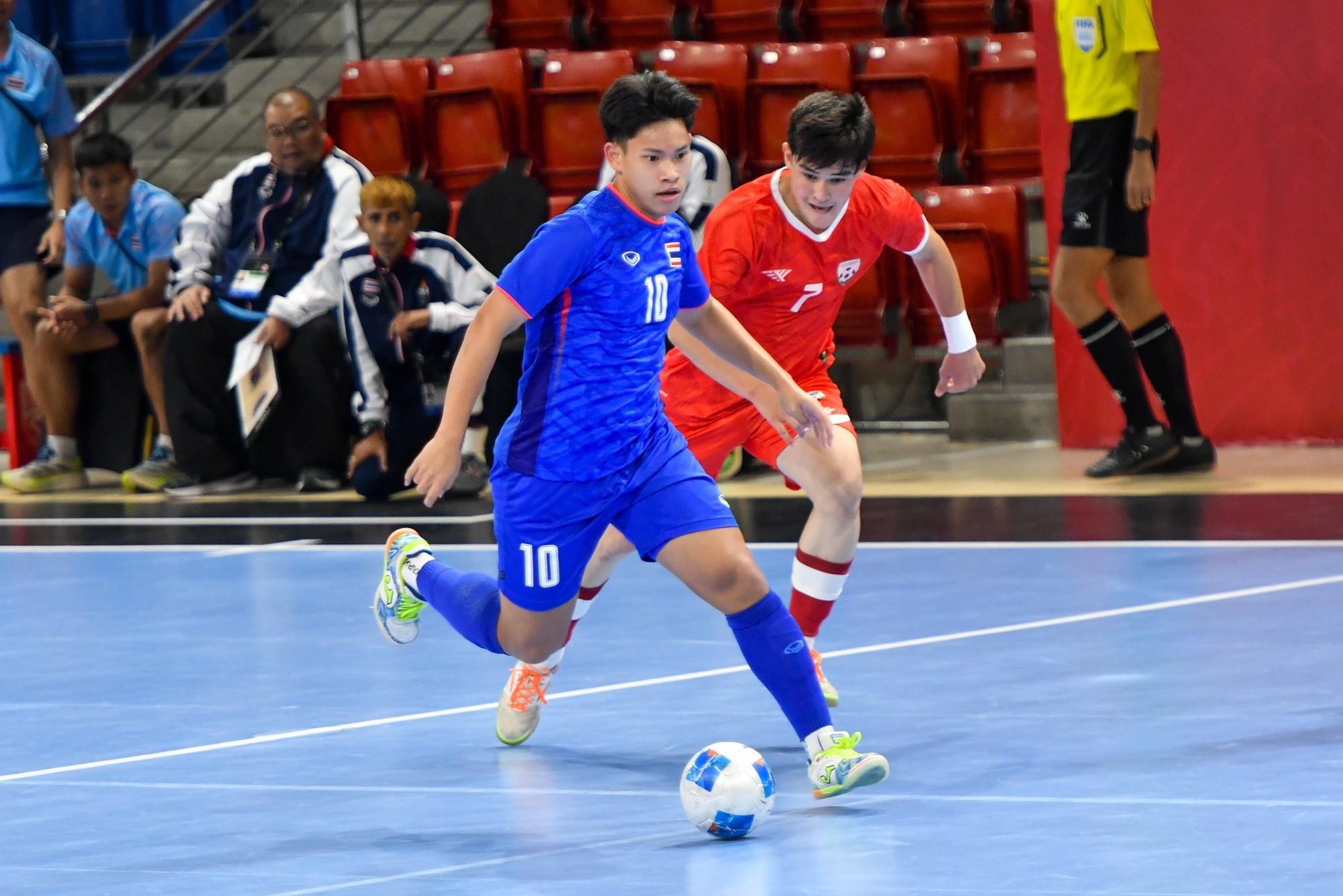 Cầu thủ Thái Lan phải ngồi xe lăn, HLV “nói cứng” sau thảm bại 1-9 và mất vé Olympic- Ảnh 1. Cầu thủ Thái Lan phải ngồi xe lăn, HLV “nói cứng” sau thảm bại 1-9 và mất vé Olympic- Ảnh 1.