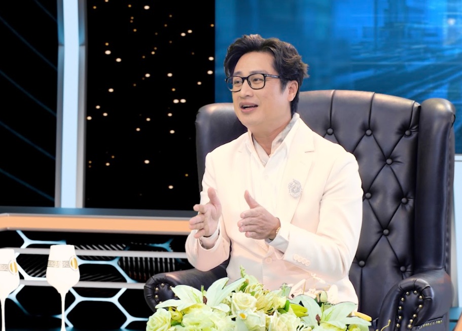 Nam MC dẫn trước 40 nghìn khán giả nói thẳng: "Nhiều nghệ sĩ đến trễ"- Ảnh 1.