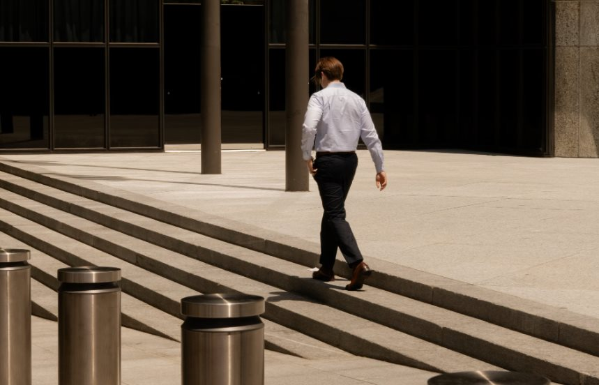 1 tuần, 2 tập đoàn tuyên bố sa thải 28.000 người: Giới nhân viên văn phòng Mỹ hoang mang, lặng người đọc email ‘hãy ở nhà hôm nay’ vào lúc 5h30 sáng- Ảnh 1. 1 tuần, 2 tập đoàn tuyên bố sa thải 28.000 người: Giới nhân viên văn phòng Mỹ hoang mang, lặng người đọc email ‘hãy ở nhà hôm nay’ vào lúc 5h30 sáng- Ảnh 1.