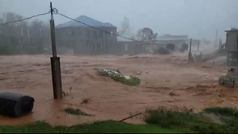 Siêu bão "quái vật" Melissa vò nát sân bay, khiến một quốc gia tuyên bố tình trạng thảm hoạ- Ảnh 2.