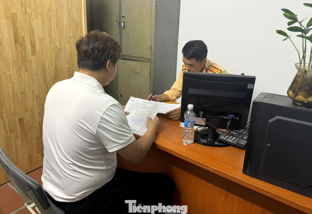 Xe tải 'trùm biển LED quảng cáo' bị tước đăng ký và phạt 7 triệu đồng- Ảnh 1.