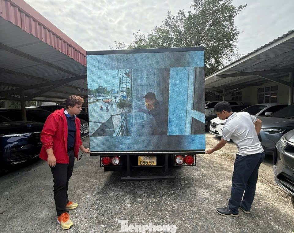 Xe tải 'trùm biển LED quảng cáo' bị tước đăng ký và phạt 7 triệu đồng- Ảnh 2.