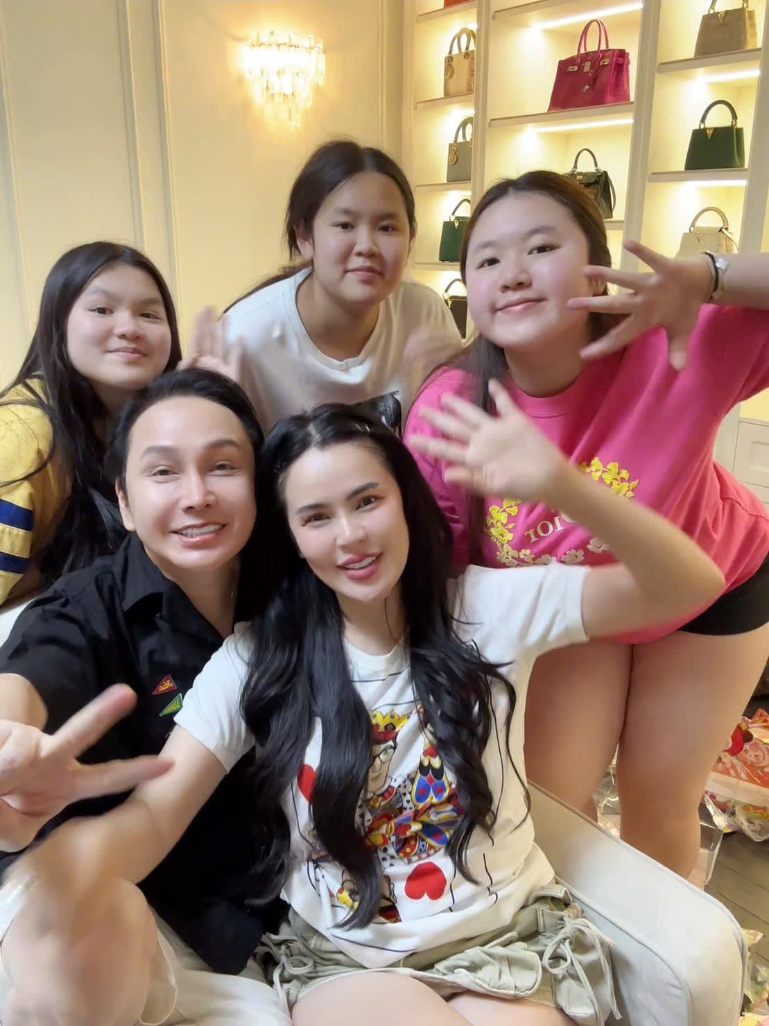 Nam nghệ sĩ vừa lên chức bố ở tuổi 53: Vợ siêu giàu, ở biệt thự 200 tỷ đồng, có 3 con riêng- Ảnh 3.