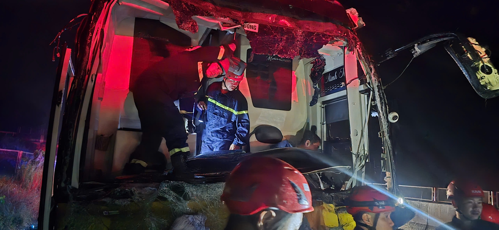 CLIP: 5 người bị tai nạn mắc kẹt trong xe khách giữa đêm trên đường cao tốc- Ảnh 1.