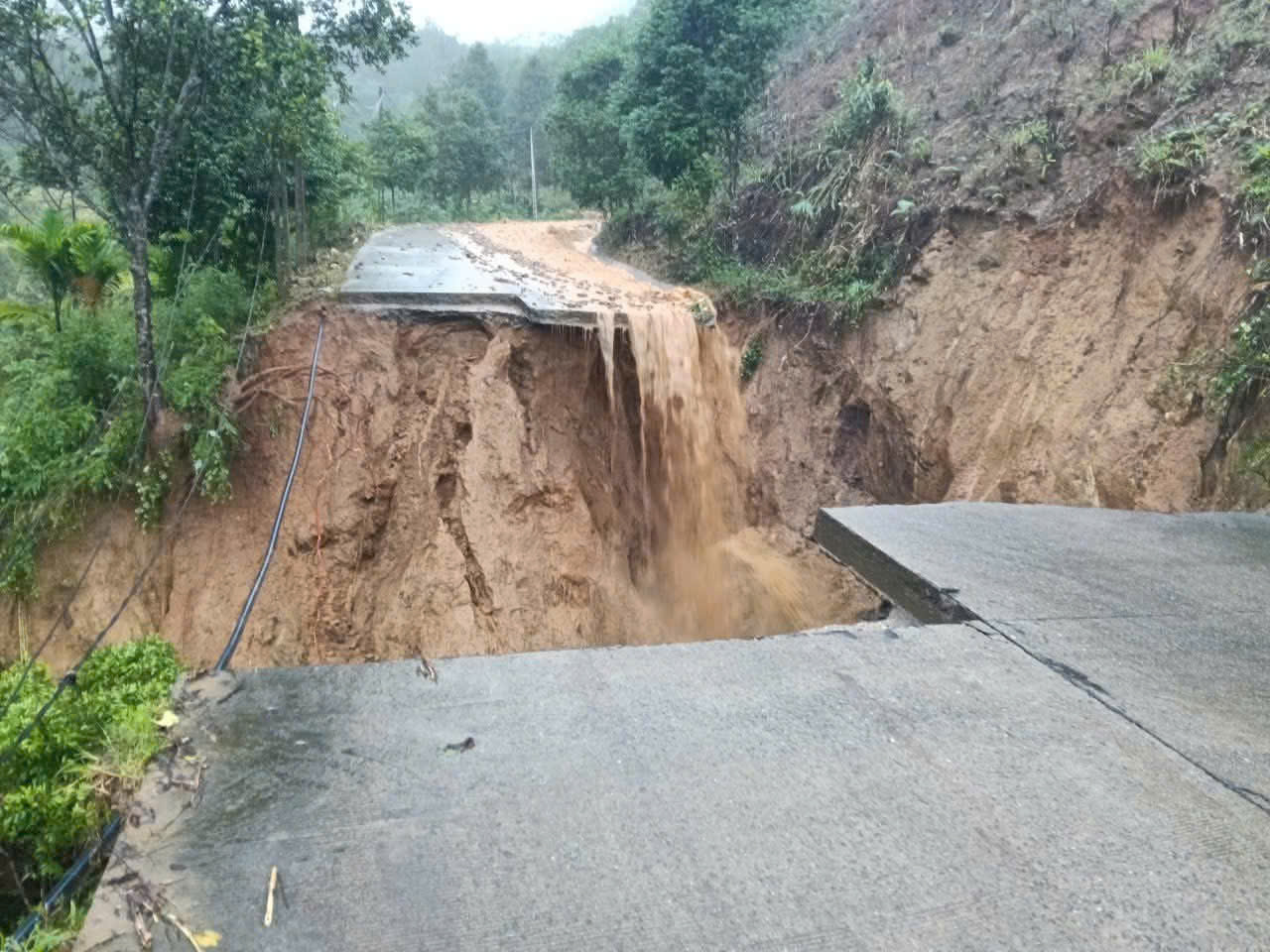 Quảng Ngãi nước lũ ngập đến tầng 1, nhiều nơi xấp xỉ đỉnh lũ lịch sử 1999- Ảnh 3. Quảng Ngãi nước lũ ngập đến tầng 1, nhiều nơi xấp xỉ đỉnh lũ lịch sử 1999- Ảnh 3.