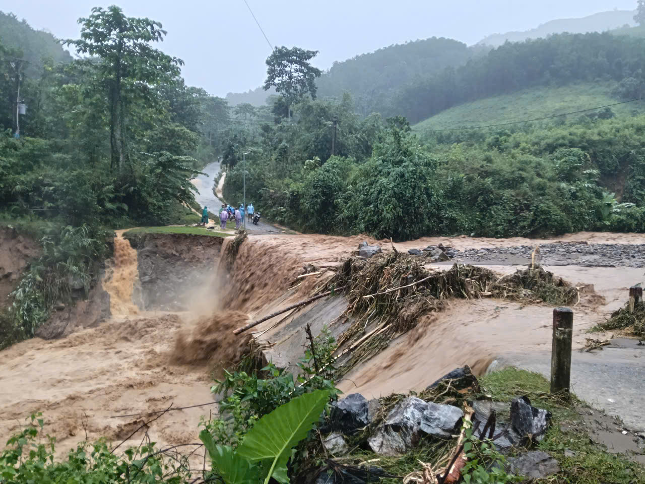 Quảng Ngãi nước lũ ngập đến tầng 1, nhiều nơi xấp xỉ đỉnh lũ lịch sử 1999- Ảnh 5. Quảng Ngãi nước lũ ngập đến tầng 1, nhiều nơi xấp xỉ đỉnh lũ lịch sử 1999- Ảnh 5.