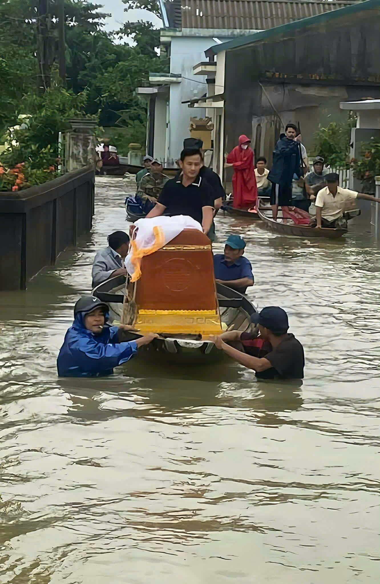 Quảng Trị: Một xã có 570 nhà bị ngập lụt, dân phải dùng ghe đưa quan tài đến nơi cao ráo- Ảnh 10. Quảng Trị: Một xã có 570 nhà bị ngập lụt, dân phải dùng ghe đưa quan tài đến nơi cao ráo- Ảnh 10.