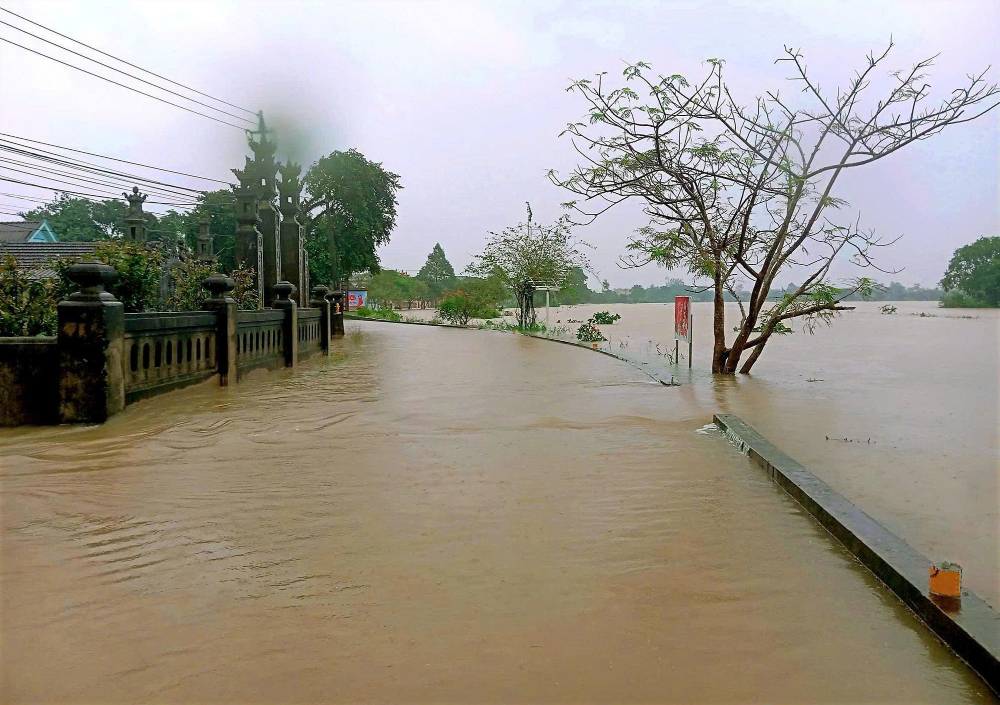 Quảng Trị: Một xã có 570 nhà bị ngập lụt, dân phải dùng ghe đưa quan tài đến nơi cao ráo- Ảnh 6. Quảng Trị: Một xã có 570 nhà bị ngập lụt, dân phải dùng ghe đưa quan tài đến nơi cao ráo- Ảnh 6.