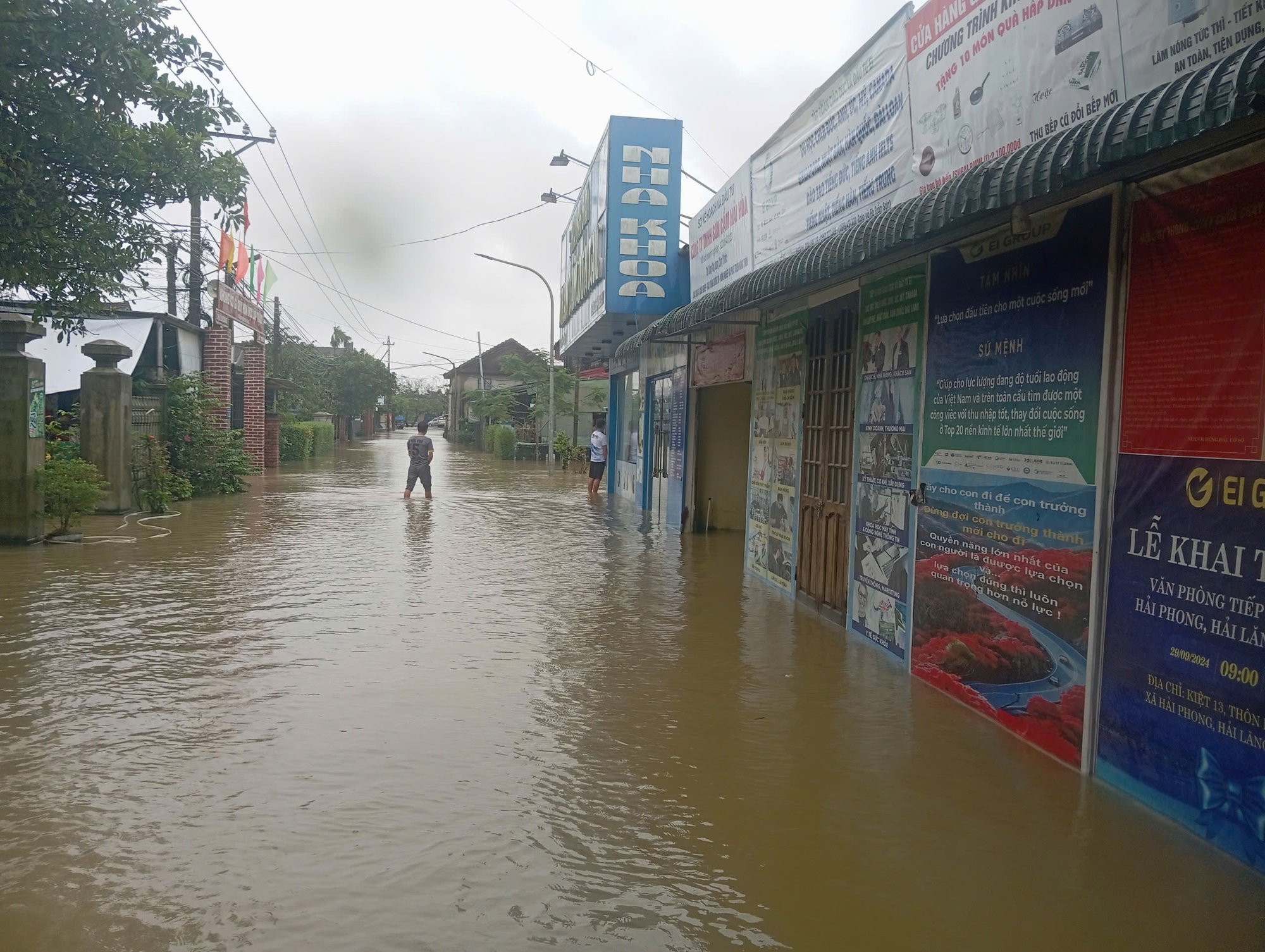 Quảng Trị: Một xã có 570 nhà bị ngập lụt, dân phải dùng ghe đưa quan tài đến nơi cao ráo- Ảnh 4. Quảng Trị: Một xã có 570 nhà bị ngập lụt, dân phải dùng ghe đưa quan tài đến nơi cao ráo- Ảnh 4.