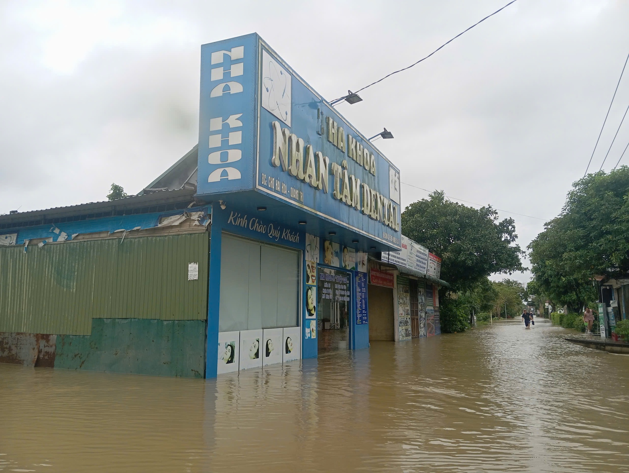 Quảng Trị: Một xã có 570 nhà bị ngập lụt, dân phải dùng ghe đưa quan tài đến nơi cao ráo- Ảnh 1. Quảng Trị: Một xã có 570 nhà bị ngập lụt, dân phải dùng ghe đưa quan tài đến nơi cao ráo- Ảnh 1.