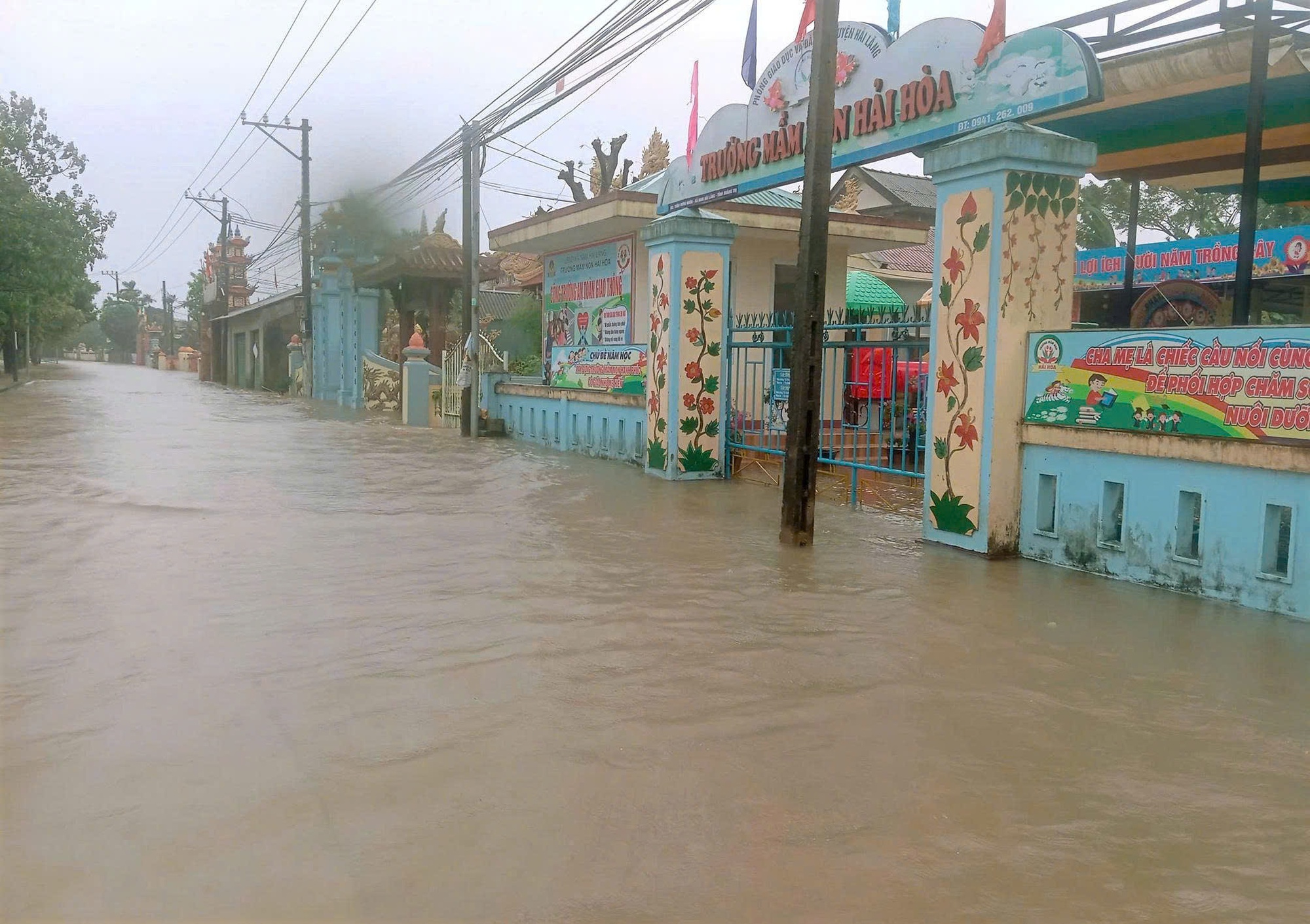 Quảng Trị: Một xã có 570 nhà bị ngập lụt, dân phải dùng ghe đưa quan tài đến nơi cao ráo- Ảnh 7. Quảng Trị: Một xã có 570 nhà bị ngập lụt, dân phải dùng ghe đưa quan tài đến nơi cao ráo- Ảnh 7.