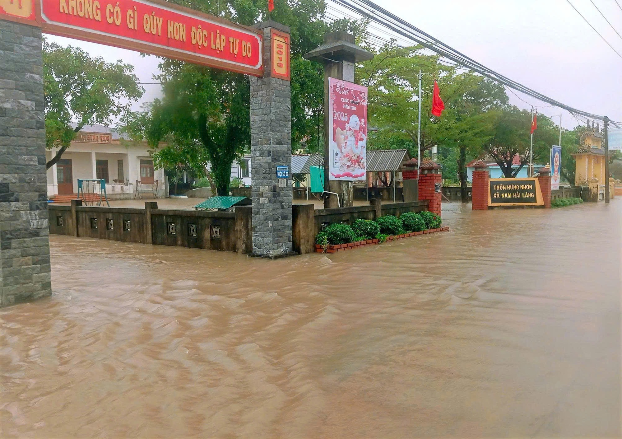 Quảng Trị: Một xã có 570 nhà bị ngập lụt, dân phải dùng ghe đưa quan tài đến nơi cao ráo- Ảnh 2. Quảng Trị: Một xã có 570 nhà bị ngập lụt, dân phải dùng ghe đưa quan tài đến nơi cao ráo- Ảnh 2.