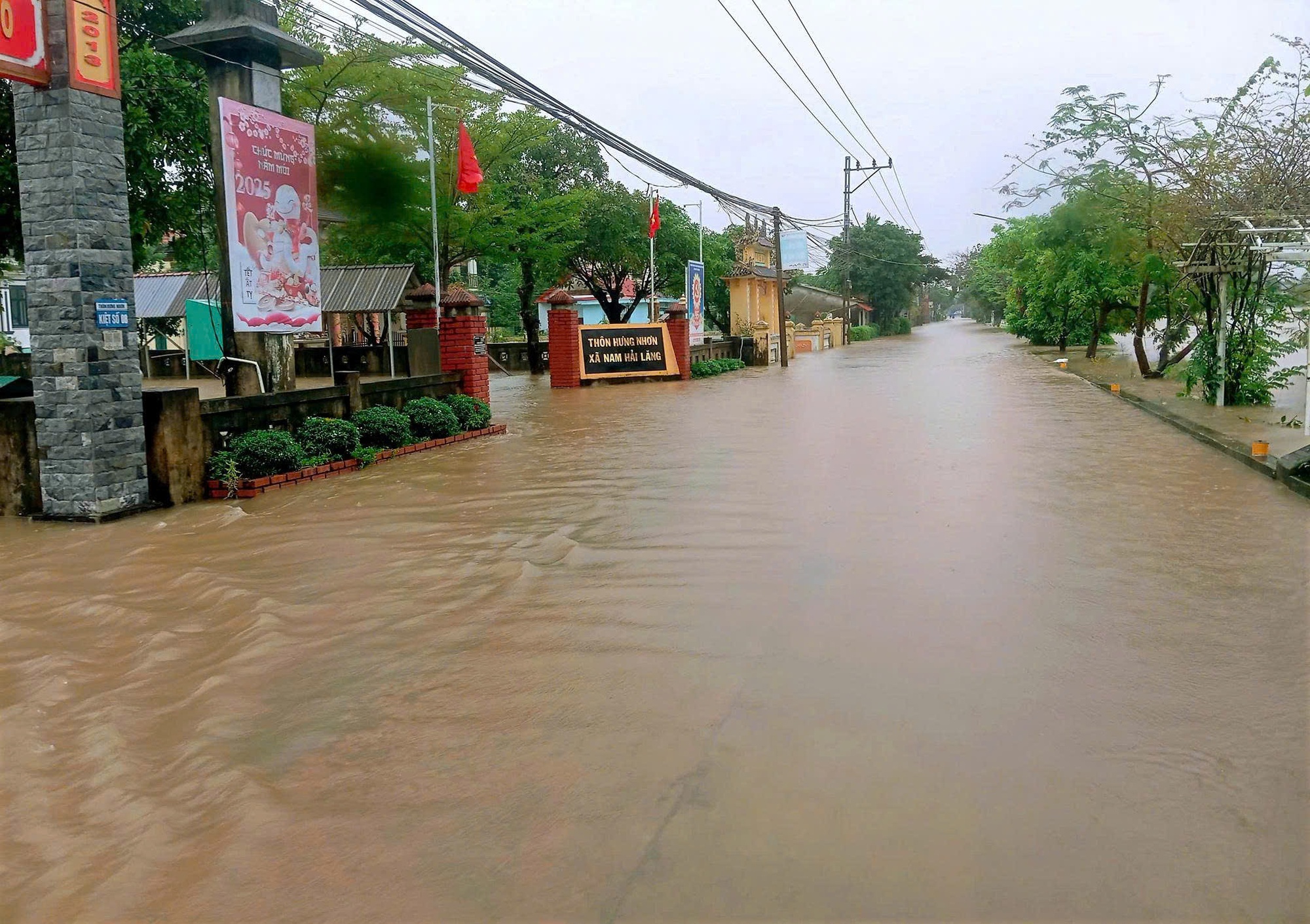 Quảng Trị: Một xã có 570 nhà bị ngập lụt, dân phải dùng ghe đưa quan tài đến nơi cao ráo- Ảnh 3. Quảng Trị: Một xã có 570 nhà bị ngập lụt, dân phải dùng ghe đưa quan tài đến nơi cao ráo- Ảnh 3.