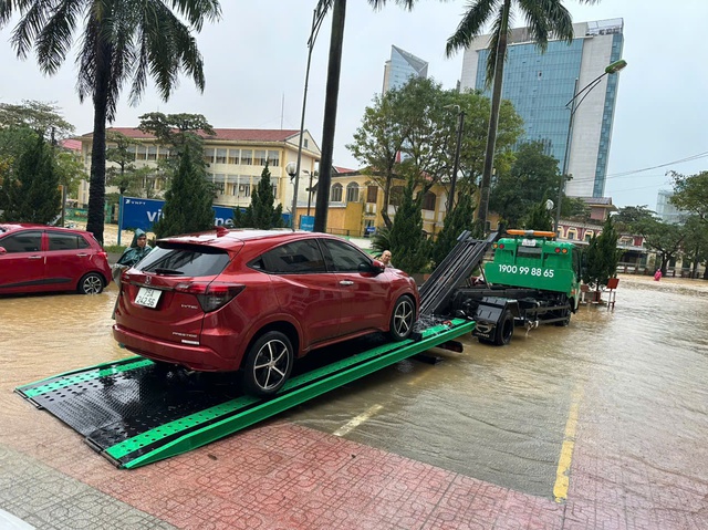 VETC cứu hộ giao thông miễn phí đã có mặt ở tâm lũ Huế, Đà Nẵng: Người dân hãy gọi ngay! - Ảnh 1. VETC cứu hộ giao thông miễn phí đã có mặt ở tâm lũ Huế, Đà Nẵng: Người dân hãy gọi ngay! - Ảnh 1.