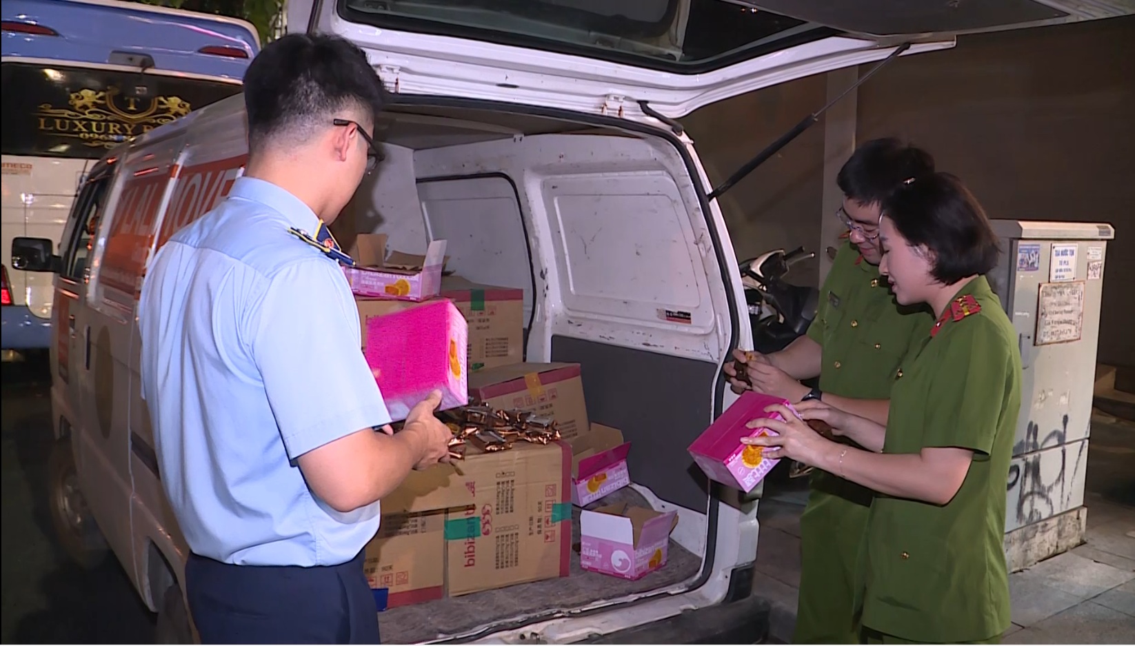 Gần 4.000 bánh Trung thu ngoại nhập “không giấy tờ” bị bắt ngay giữa phố Hà Nội: Ông chủ SN 1980 khai sự thật bất ngờ- Ảnh 1.