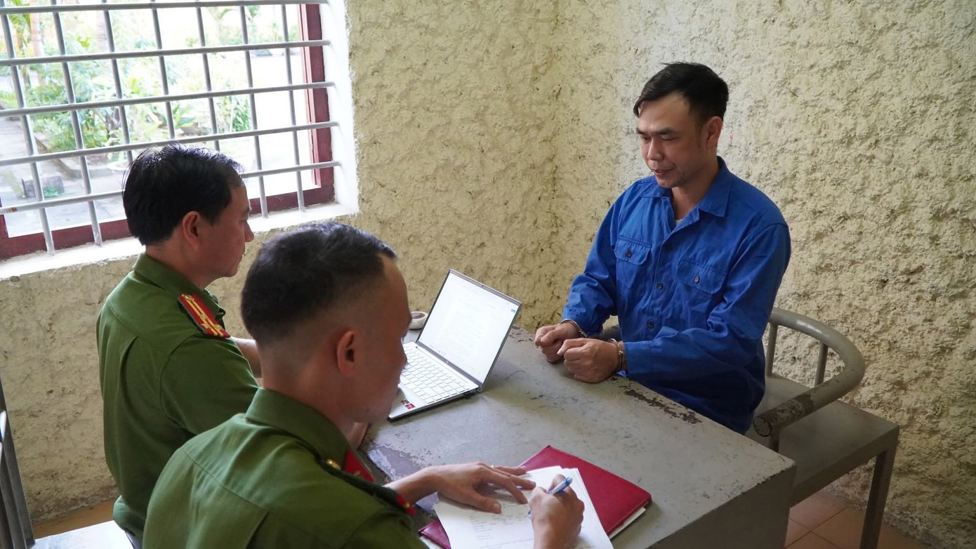 'Tô vẽ' hình ảnh thành 'thầy giáo nhân ái' để lừa đảo- Ảnh 1. 'Tô vẽ' hình ảnh thành 'thầy giáo nhân ái' để lừa đảo- Ảnh 1.