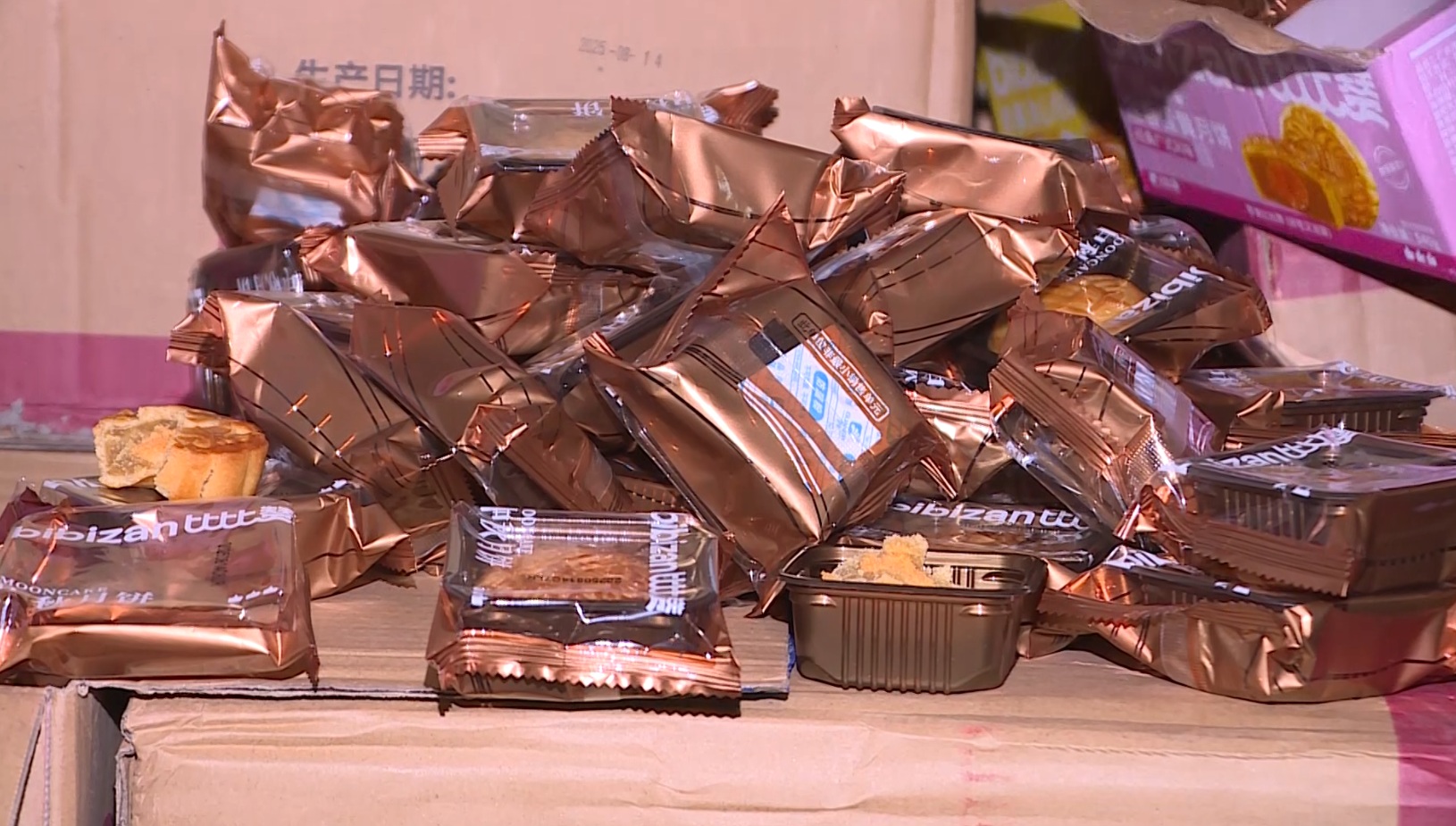 Gần 4.000 bánh Trung thu ngoại nhập “không giấy tờ” bị bắt ngay giữa phố Hà Nội: Ông chủ SN 1980 khai sự thật bất ngờ- Ảnh 2.