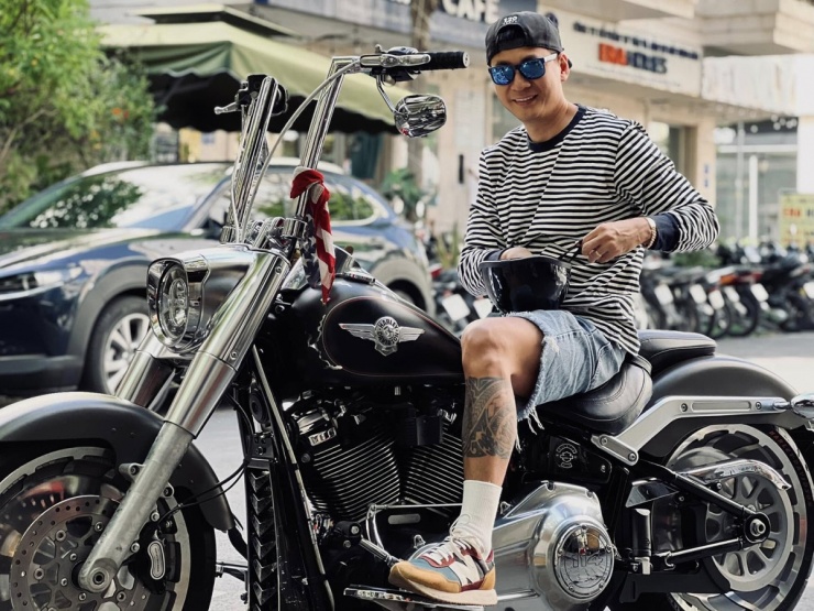 "Trai nhảy Vbiz" lấy vợ kém 17 tuổi: Vừa tốt nghiệp cấp 3 đã cưới gấp, visual U40 khó tin- Ảnh 11. "Trai nhảy Vbiz" lấy vợ kém 17 tuổi: Vừa tốt nghiệp cấp 3 đã cưới gấp, visual U40 khó tin- Ảnh 11.