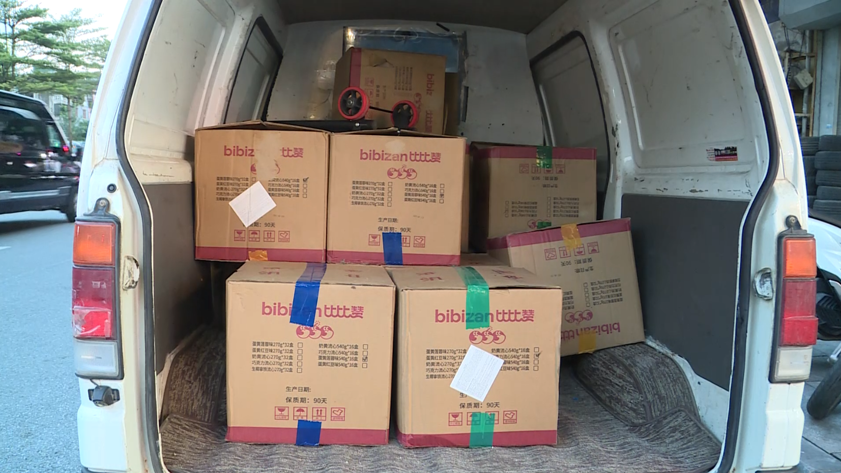 Gần 4.000 bánh Trung thu ngoại nhập “không giấy tờ” bị bắt ngay giữa phố Hà Nội: Ông chủ SN 1980 khai sự thật bất ngờ- Ảnh 3.