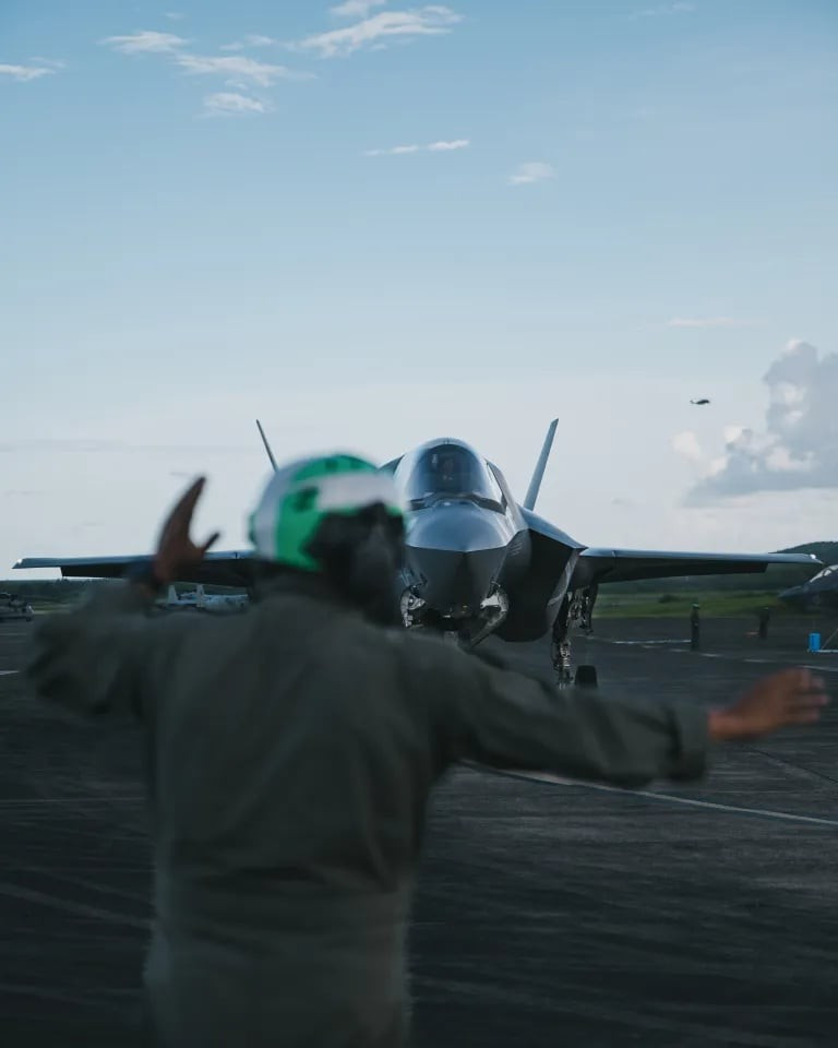 Mỹ c&ocirc;ng bố h&igrave;nh ảnh mới nhất về 10 m&aacute;y bay t&agrave;ng h&igrave;nh F-35 triển khai gần Venezuela- Ảnh 3.