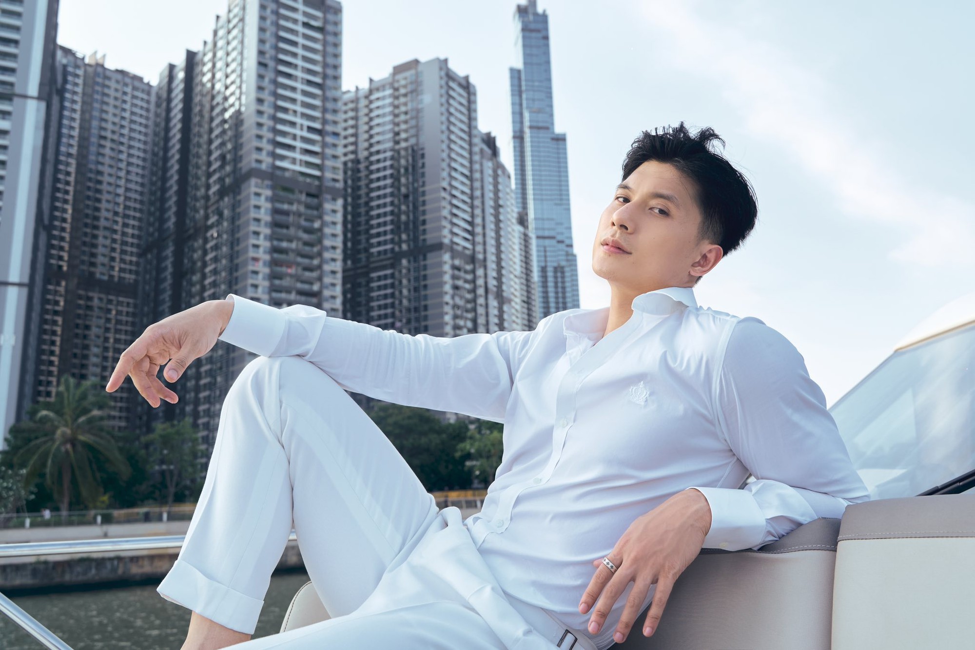 Ngoại hình nam diễn viên 9x yêu nữ ca sĩ hơn 12 tuổi, đã qua 1 lần đò, có con riêng- Ảnh 1. Ngoại hình nam diễn viên 9x yêu nữ ca sĩ hơn 12 tuổi, đã qua 1 lần đò, có con riêng- Ảnh 1.