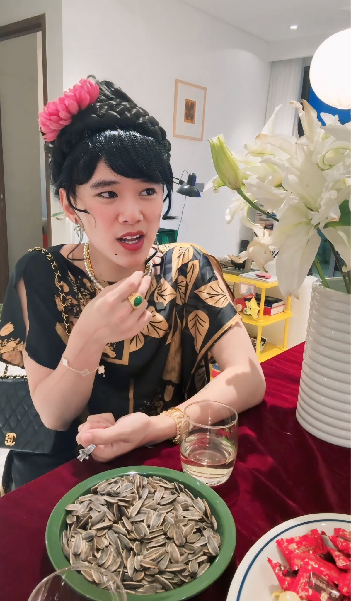 Vũ trụ Hồng Thơ thớ lợ - Hùng dấm dớ - Dung ấm ớ - Đỗ Lụa nám là gì mà hot khắp MXH?- Ảnh 8.