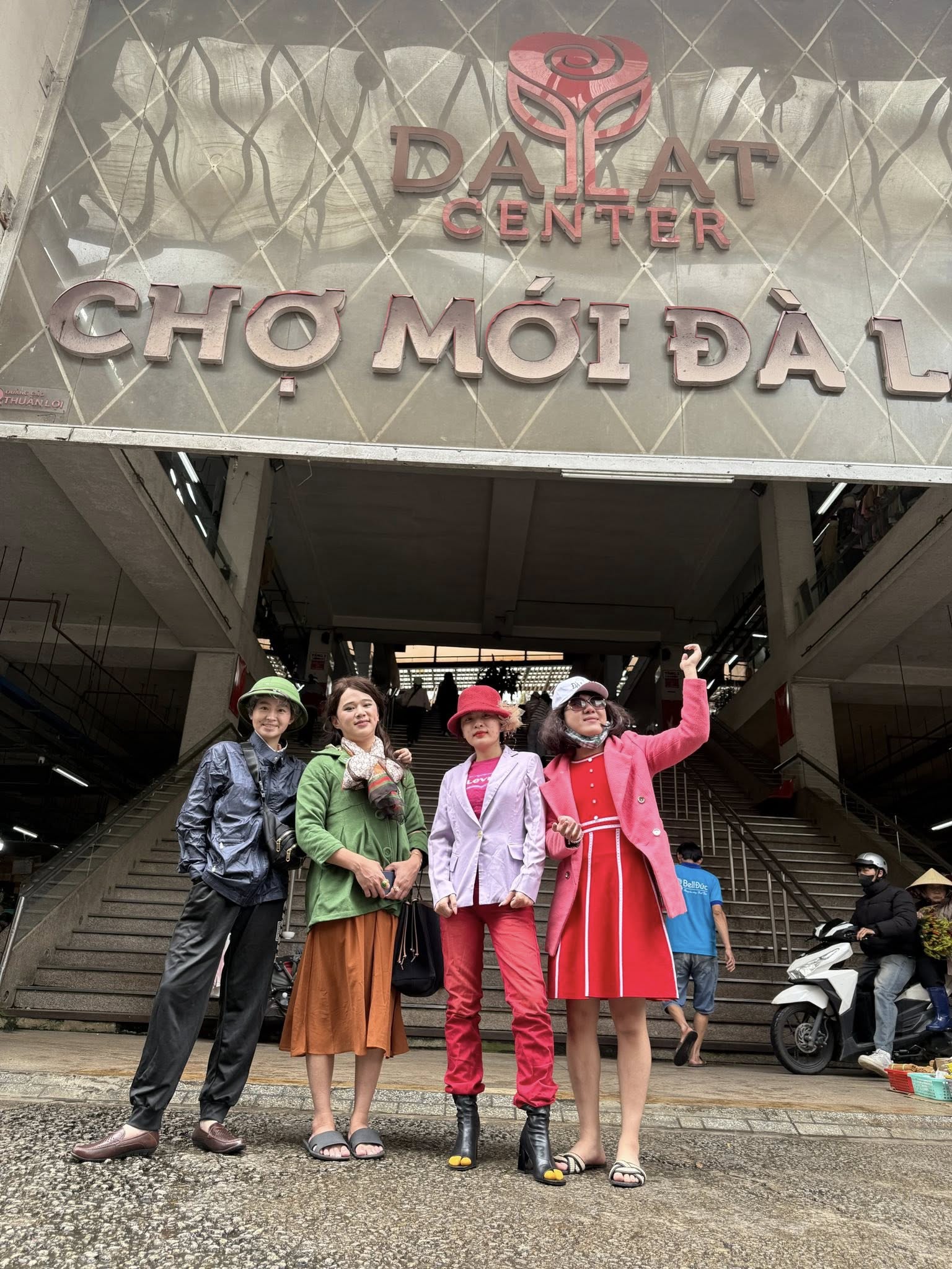 Vũ trụ Hồng Thơ thớ lợ - Hùng dấm dớ - Dung ấm ớ - Đỗ Lụa nám là gì mà hot khắp MXH?- Ảnh 3.